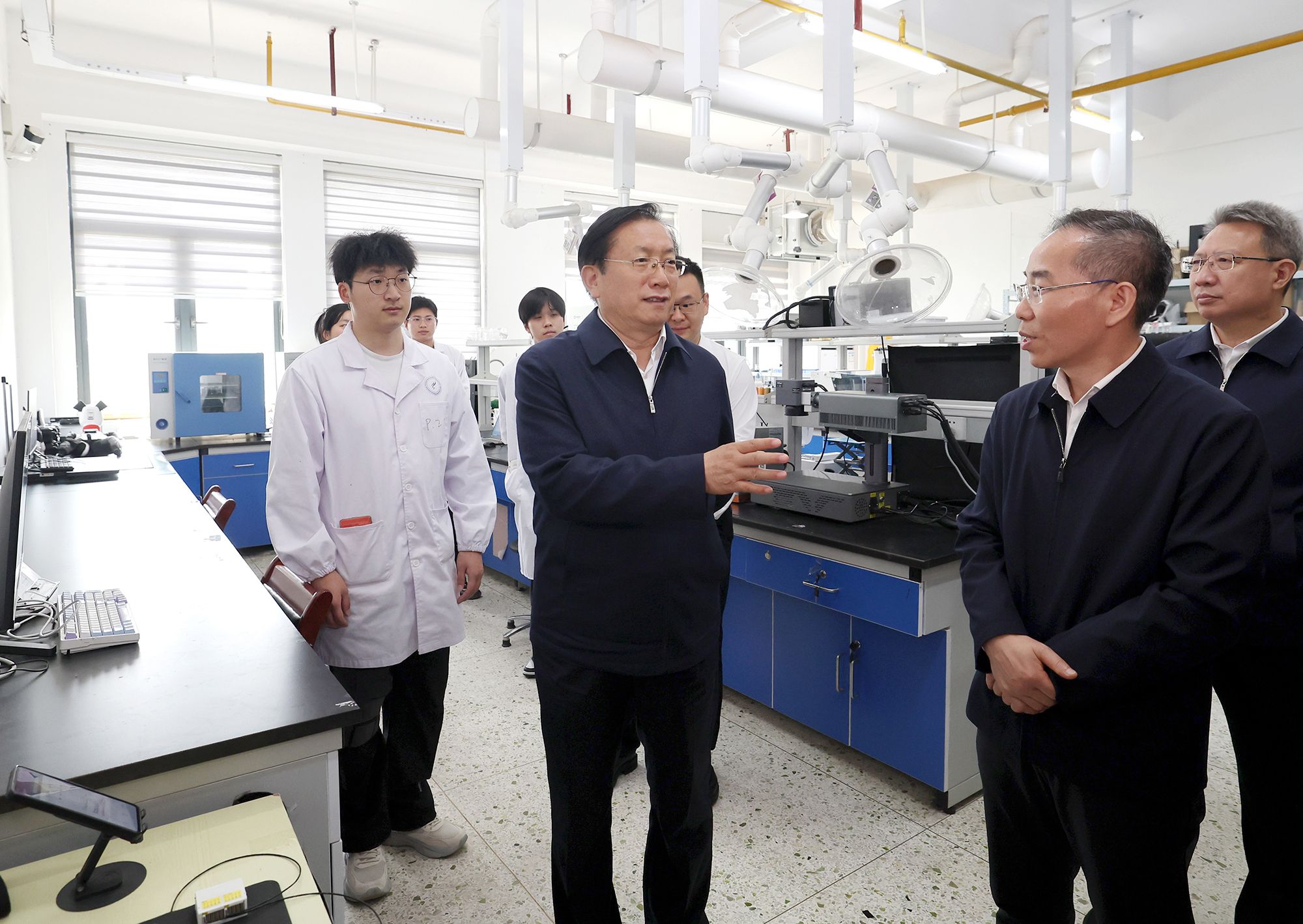 在校期间代表巴黎人940最新版下载取